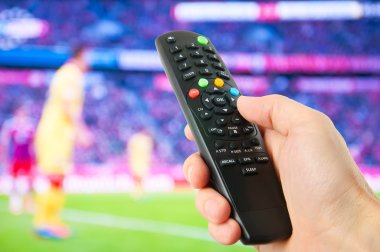 el uzaktan kumanda tv önünde tut 