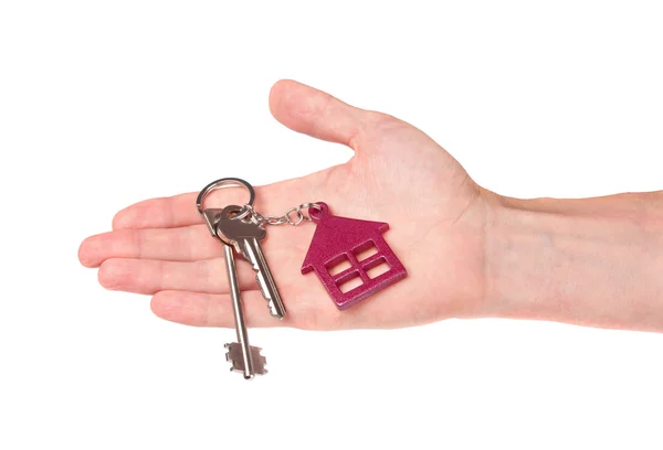 Evin anahtarları elinde beyaz arka plan üzerinde izole