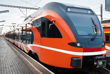 Modern Avrupa tren tren istasyonu