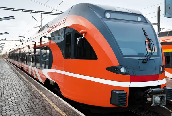 Modern Avrupa tren tren istasyonu