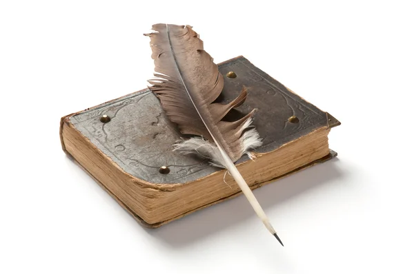 Eski kitap ve beyaz arka plan üzerinde bir dolma kalem