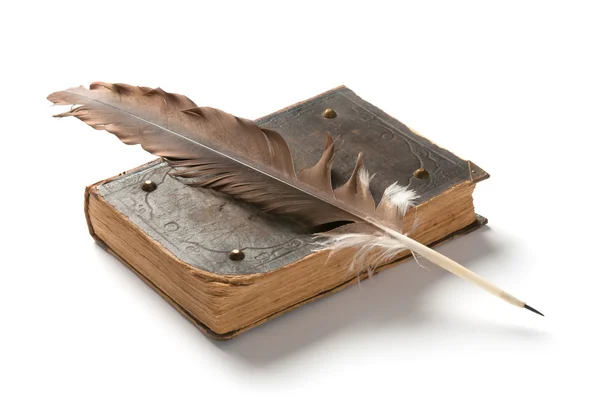 Eski kitap ve beyaz arka plan üzerinde bir dolma kalem