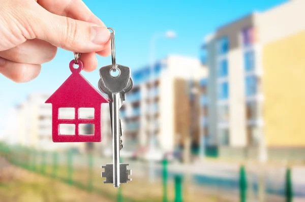 Handing keys in the house background — Stock Photo, Image