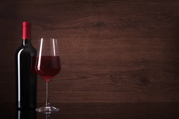Fles rode wijn en glas — Stockfoto