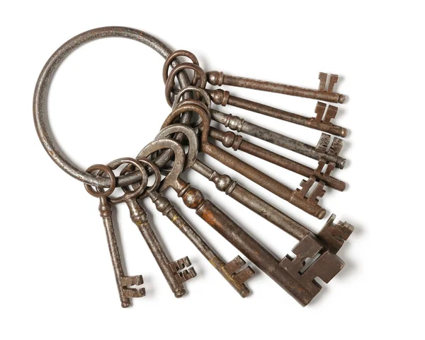 Gruppo di vecchie chiavi isolate su bianco — Foto Stock