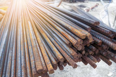 İnşaat alanında demir çubukların ya da parmaklıkların sonu. Rustik Metal Armatür Çubuğu. İnşaat Arkaplanı