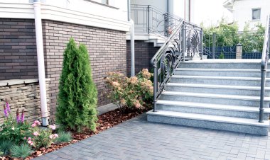 Giriş. Demir tırabzan. Güzel bir kır evinin elementleri, Villa. Çelik korkuluklu merdiven basamağı.