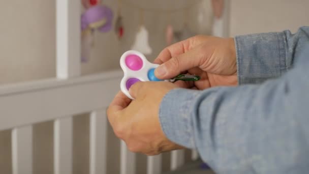 Натисніть Поп Бульбашкові Іграшки Сенсорні Іграшки Дітей Чоловічі Руки Грають — стокове відео