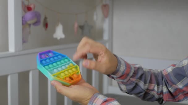 人们用手压着现代硅胶玩具上的气泡 把它弹开 抗压力的感觉玩具 坑和简单的酒窝 4K镜头 — 图库视频影像
