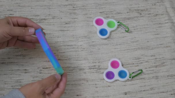 Mâinile Persoanei Presează Bule Jucăria Modernă Din Silicon Pop Jucării — Videoclip de stoc