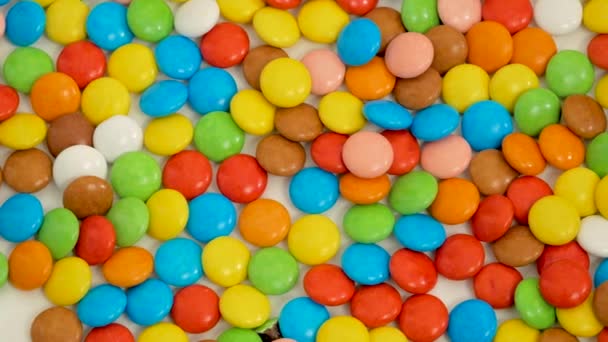 Яркие Красочные Конфеты Арахис Падают Ведро Игрушек Разноцветные Вкусные Сахарные — стоковое видео