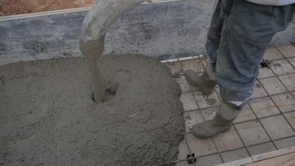Byggnadsarbetare Häller Våt Betong Med Kran Eller Betongpumpskran Byggarbetsplatsen — Stockvideo