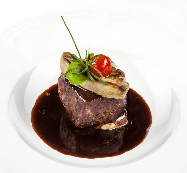 Grilled fillet steak served with tomatoes — Stock Photo, Image