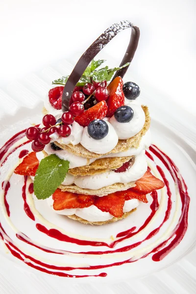 Frukt dessert tårtor med grädde — Stockfoto