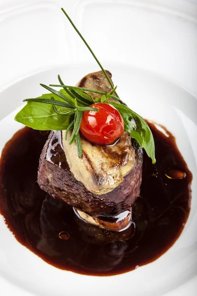 Steak de filet grillé servi avec des tomates — Photo