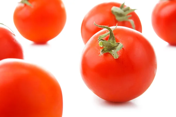 Verse tomaten met groene bladeren geïsoleerd op witte achtergrond — Stockfoto