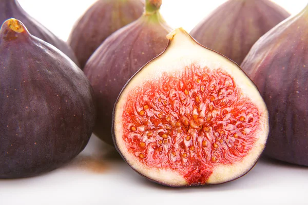 Figues fraîches isolées sur fond blanc. Figues demi-coupées — Photo