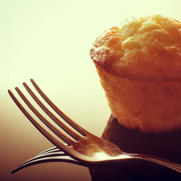 Muffin ser ciasta. Widelec na pierwszym planie — Zdjęcie stockowe