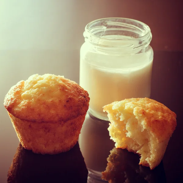 Muffins mit dem Zusatz von Joghurt. Glas hausgemachten Joghurt. — Stockfoto