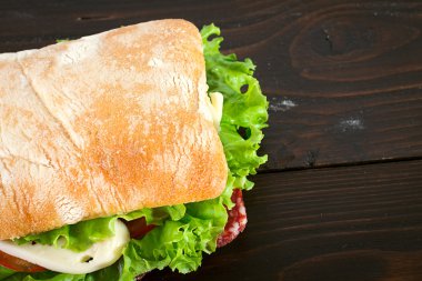 Mozzarella peyniri, domates, marul ile sandviç