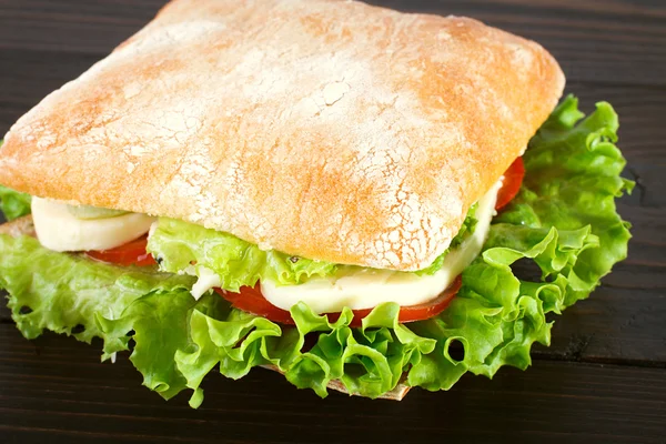 Sandwich con mozzarella, tomate y lechuga — Foto de Stock