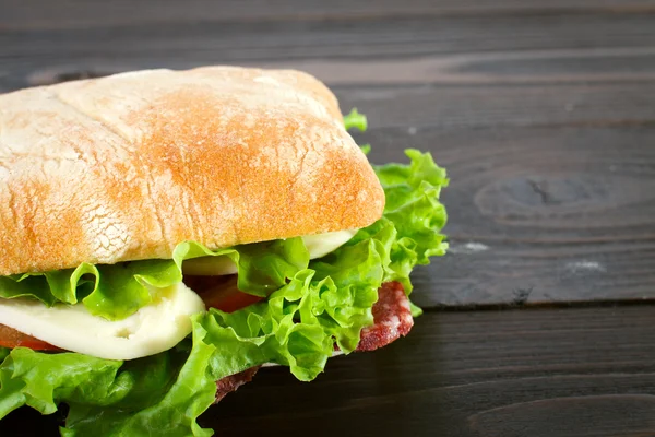Сэндвич с моцареллой, помидорами и салатом — стоковое фото