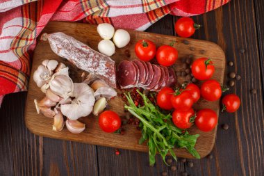 Salam kiraz domates, ruccola ve kesme boa sarımsak ile