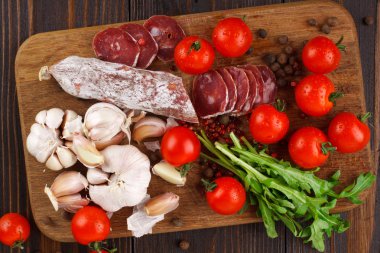 Salam kiraz domates, ruccola ve kesme boa sarımsak ile