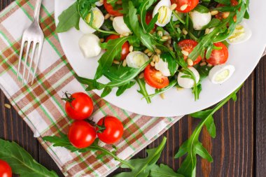 Ahşap arka plan üzerinde Roka Salatası