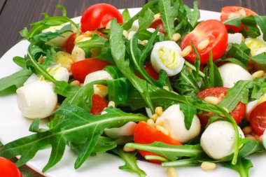 Ahşap arka plan üzerinde Roka Salatası