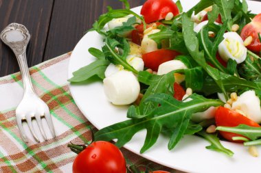 Ahşap arka plan üzerinde Roka Salatası