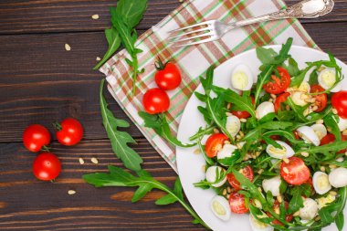 Ahşap arka plan üzerinde Roka Salatası