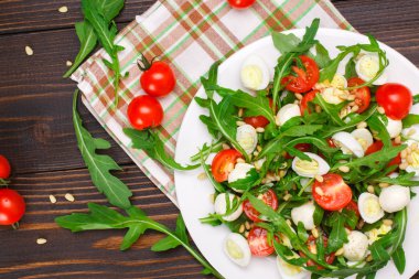 Ahşap arka plan üzerinde Roka Salatası