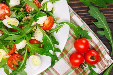 Ahşap arka plan üzerinde Roka Salatası