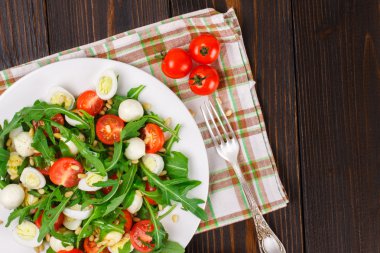 Ahşap arka plan üzerinde Roka Salatası