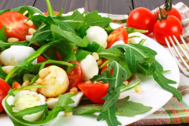 Ahşap arka plan üzerinde Roka Salatası