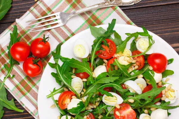 Ahşap arka plan üzerinde Roka Salatası