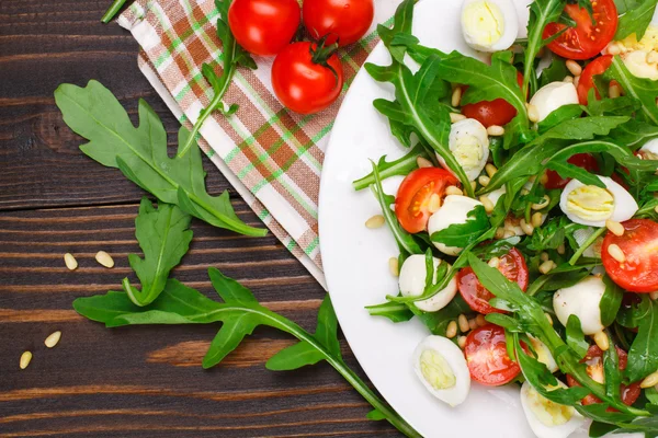 Ahşap arka plan üzerinde Roka Salatası