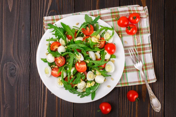 Ahşap arka plan üzerinde Roka Salatası