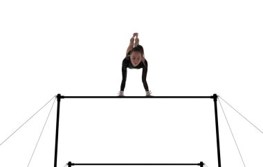 Profesyonel bir arenada kadın jimnastikçi karmaşık bir numara yapıyor.