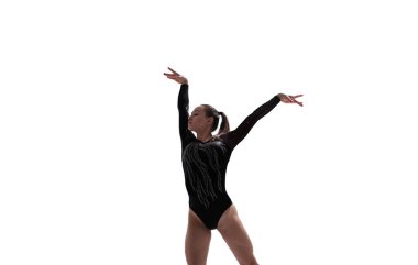 Profesyonel bir arenada kadın jimnastikçi karmaşık bir numara yapıyor.