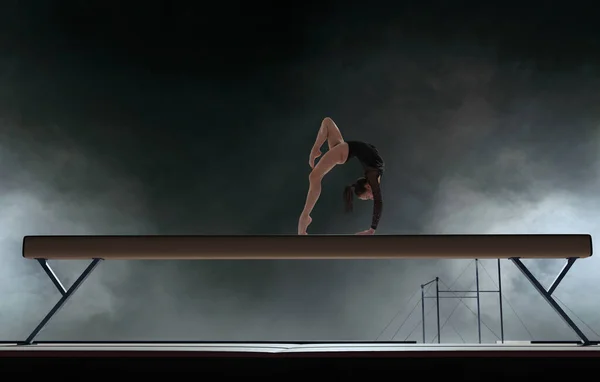 Kvinnlig Gymnast Gör Ett Komplicerat Trick Professionell Arena — Stockfoto