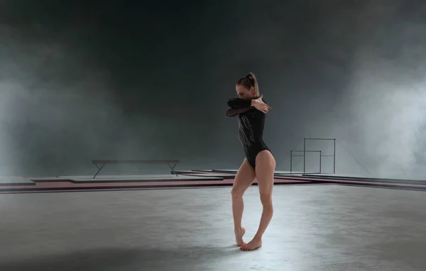 Жінка Гімнастка Робить Складний Трюк Професійній Арені — стокове фото