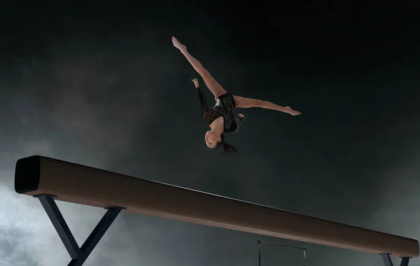Žena Gymnastka Dělá Komplikovaný Trik Profesionální Aréně — Stock fotografie