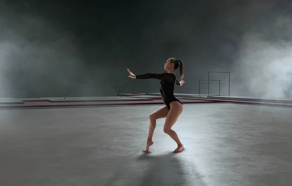 Gimnasta Femenina Haciendo Truco Complicado Una Arena Profesional — Foto de Stock