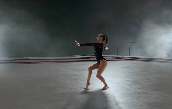 Žena Gymnastka Dělá Komplikovaný Trik Profesionální Aréně Royalty Free Stock Fotografie