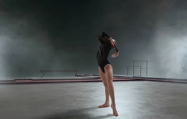 Žena Gymnastka Dělá Komplikovaný Trik Profesionální Aréně Royalty Free Stock Obrázky