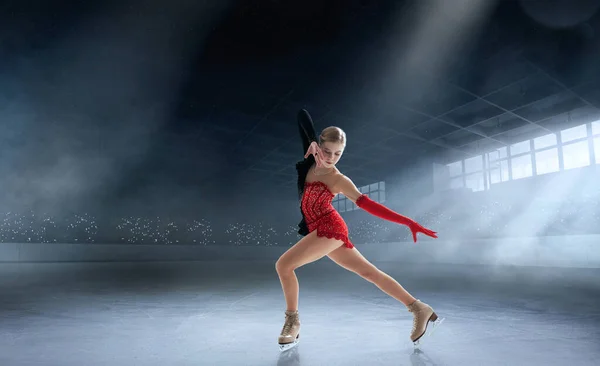 Jovem Mulher Figura Patinação — Fotografia de Stock