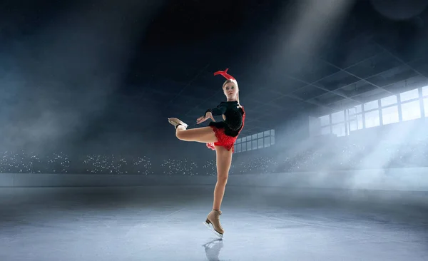 Jovem Mulher Figura Patinação — Fotografia de Stock