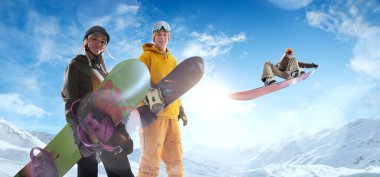 Snowboard. Snowboard sürücüleri iş başında.
